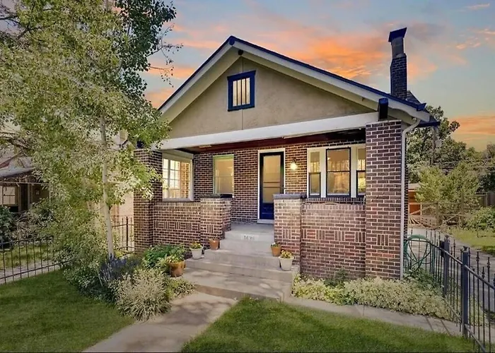 Cozy Bungalow Near Restaurants, Coffeeshops, Hospitals, A Prime Spot!