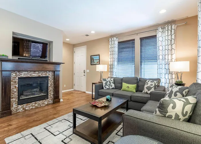 Spacious Family Friendly Townhome In Central Park