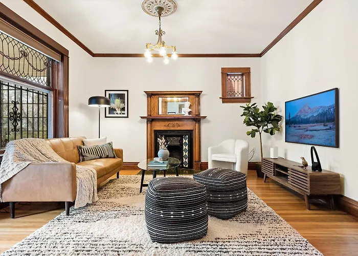 Chic Victorian Manor - Sleeps 12 - Congress Park