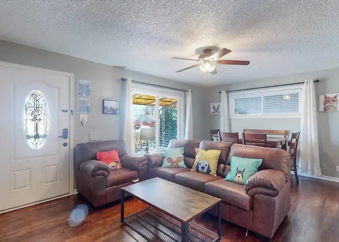 Spacious Family Home With King Beds And Big Yard
