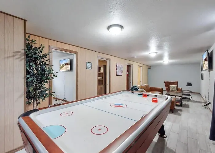 Spacious Family Home With Hockey Table & Huge Yard Escape
