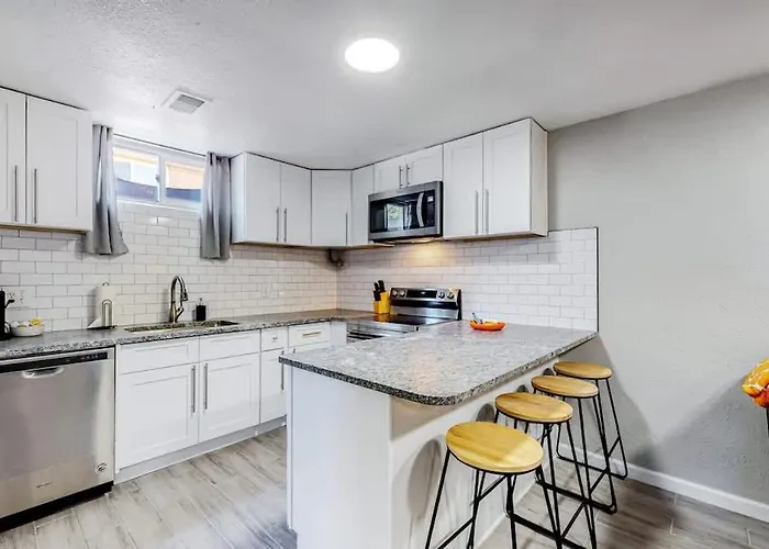 Cozy Lower Unit Retreat In Denver