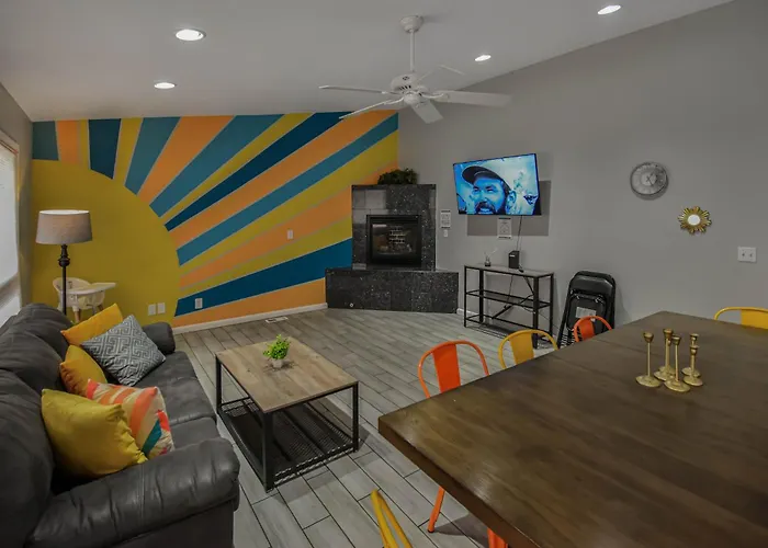 Sunny Family Home In Denver With Huge Yard And Hot Tub