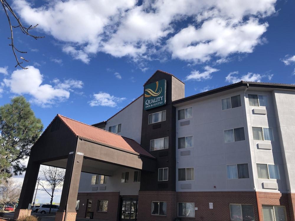 Quality & International Airport Hotel 3*