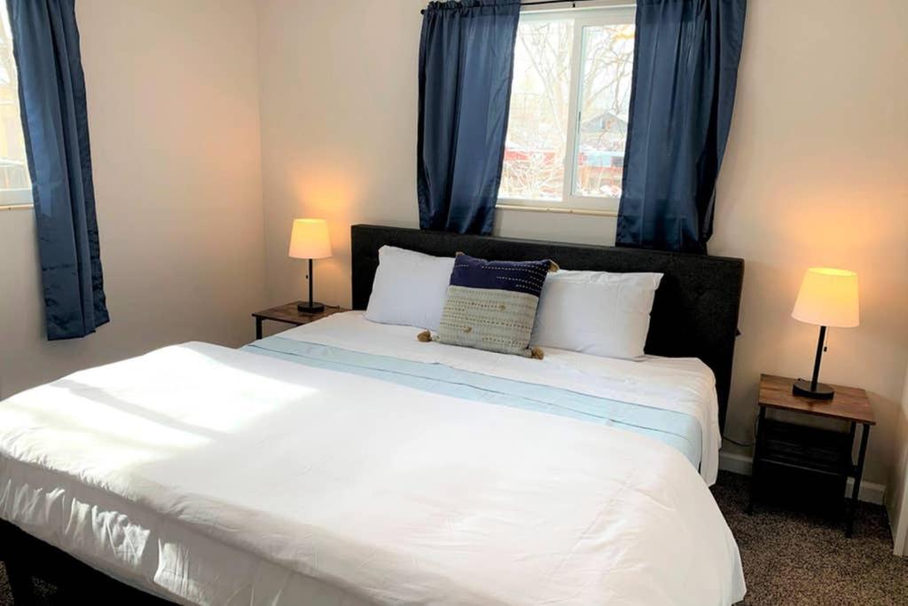 2 King Beds In Cool Upper Unit In Apartment *