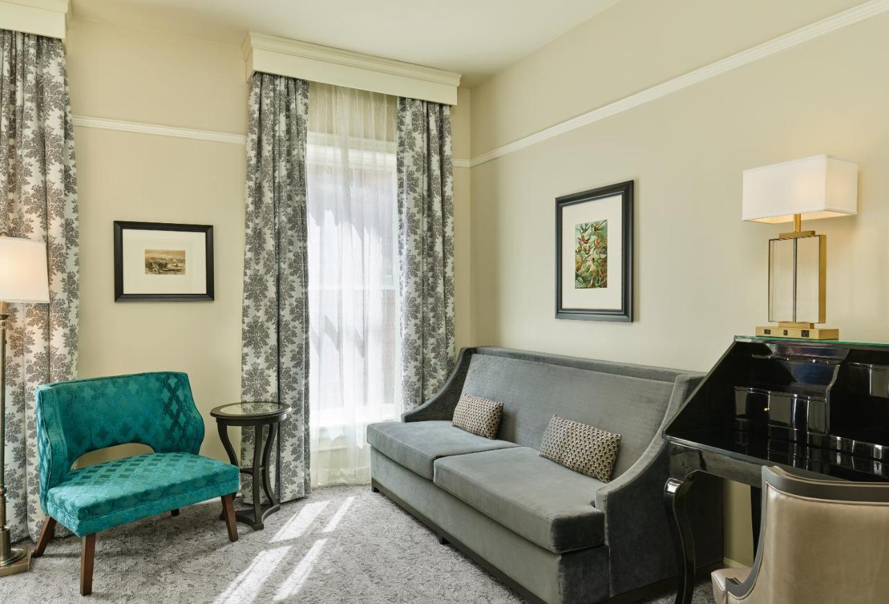 The Oxford 4* Denver