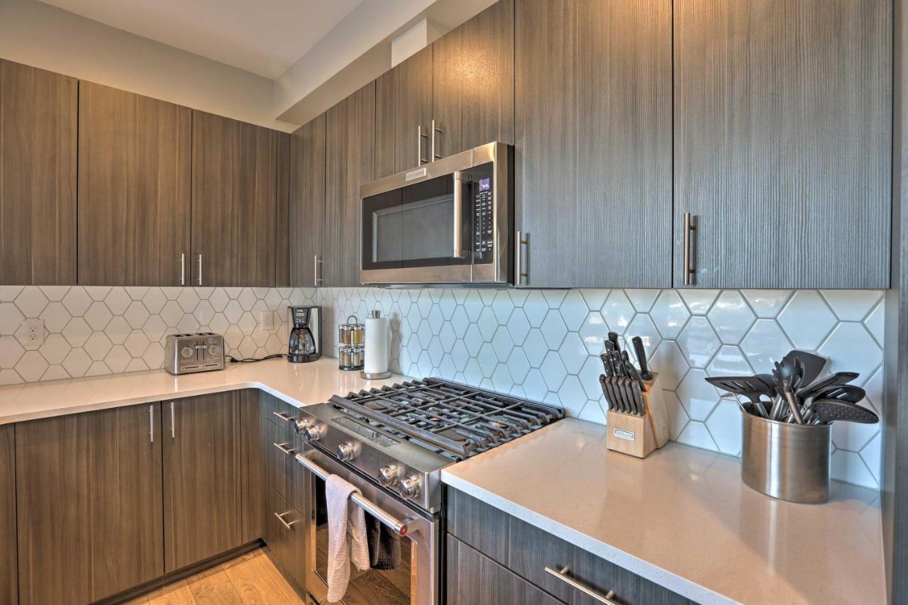 Townhome With Rooftop Deck Walk To Mile High Holiday home