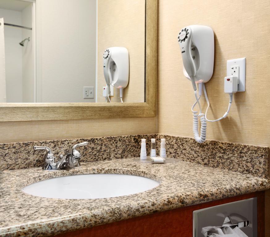 Hotel Baymont By Wyndham International Airport 3*