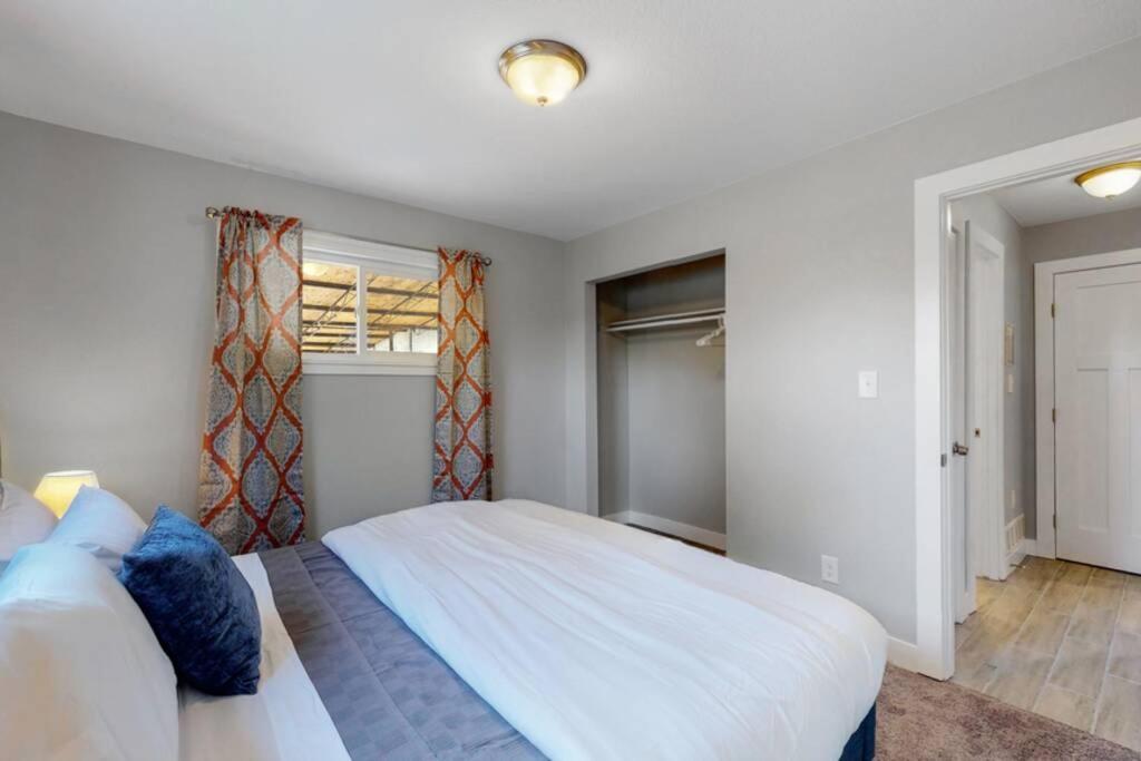 Remodeled Upper Unit With 2 King Beds Holiday home Denver