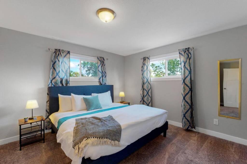 Remodeled Upper Unit With 2 King Beds Denver