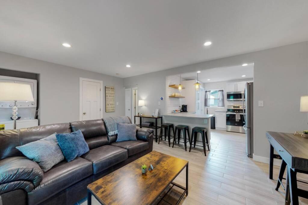 Remodeled Upper Unit With 2 King Beds *