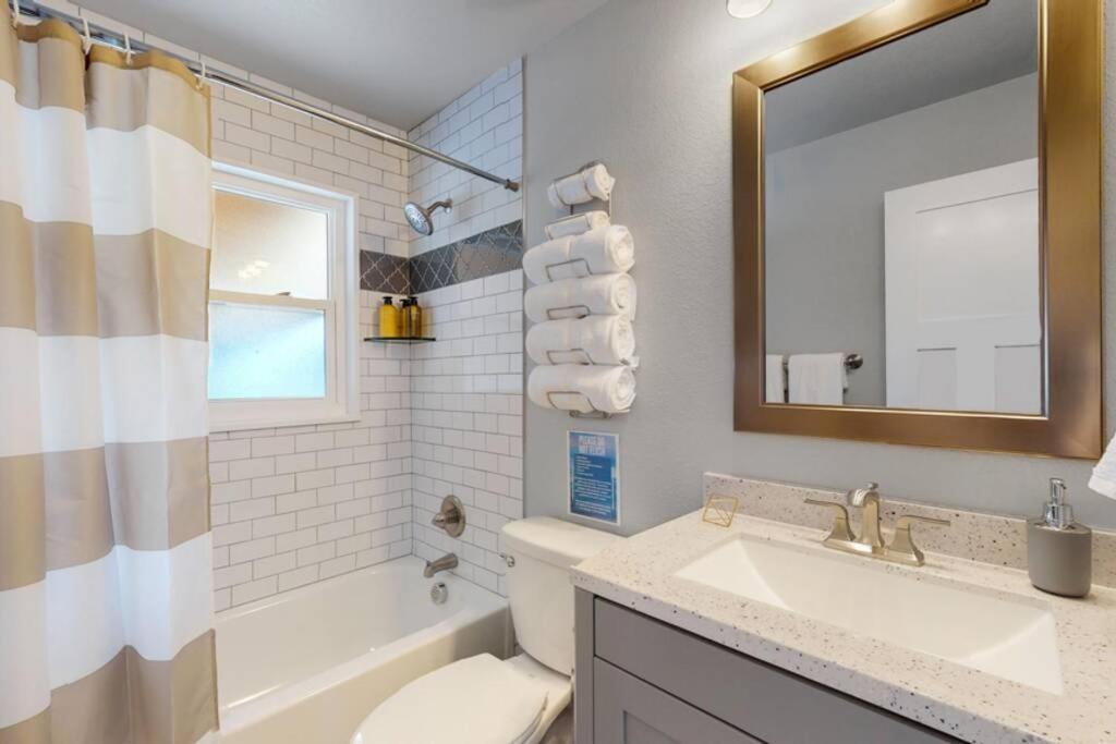 Remodeled Upper Unit With 2 King Beds *