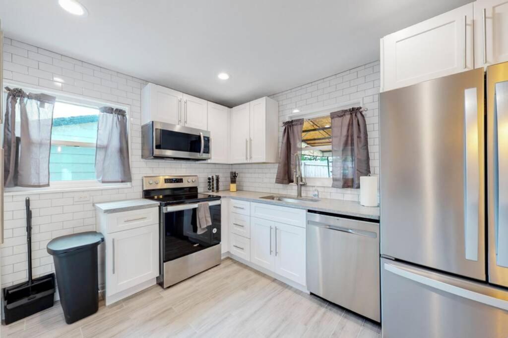 Remodeled Upper Unit With 2 King Beds Holiday home