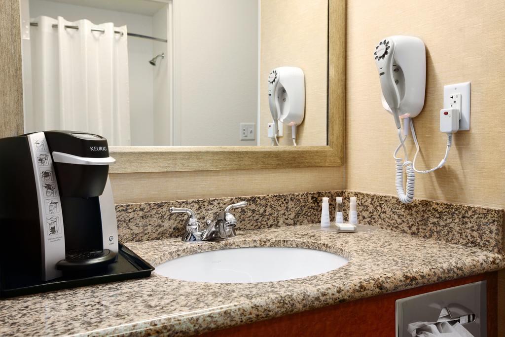 Hotel Baymont By Wyndham International Airport 3*