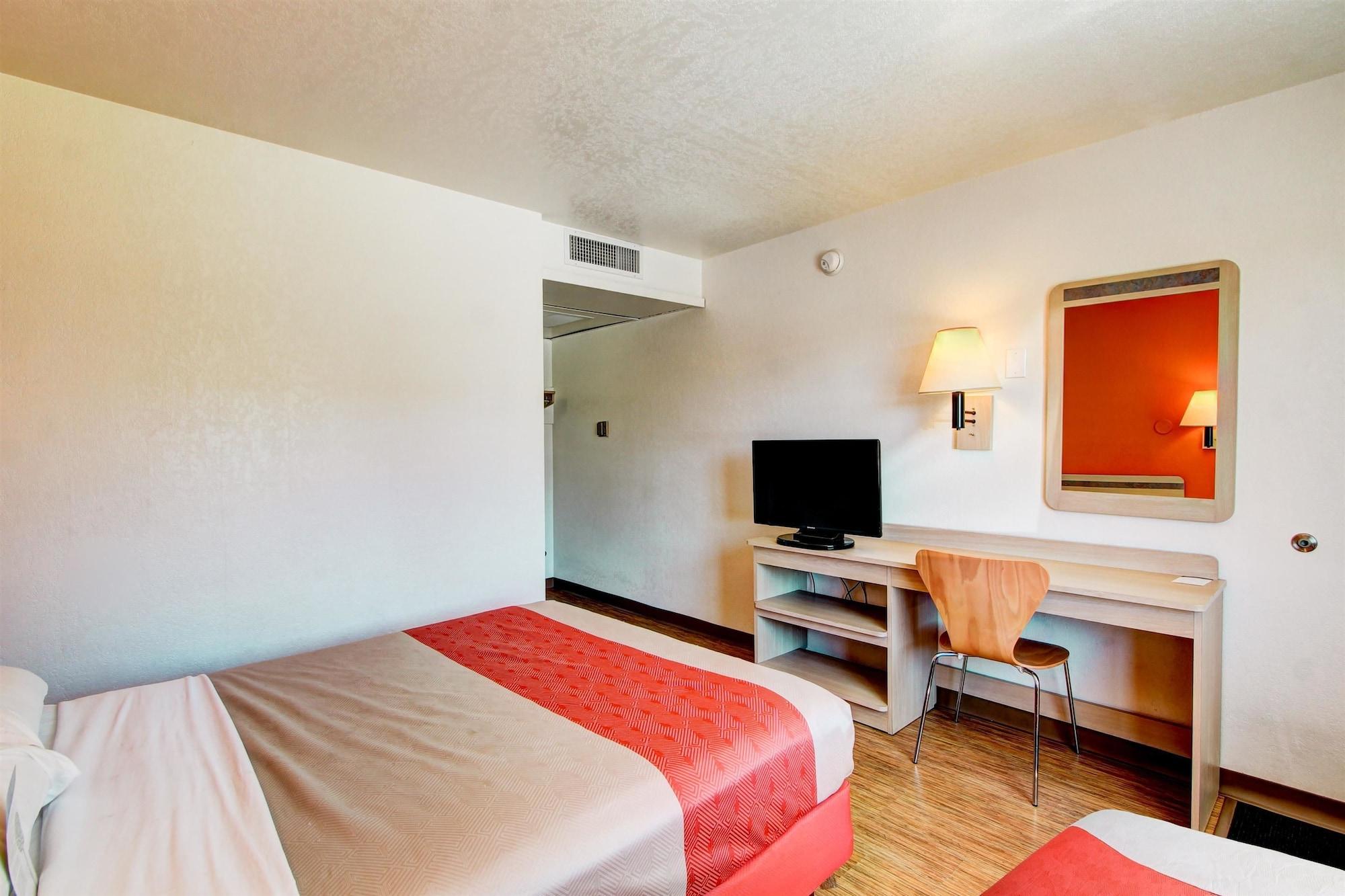 Hotel 6-denver, Co - Airport