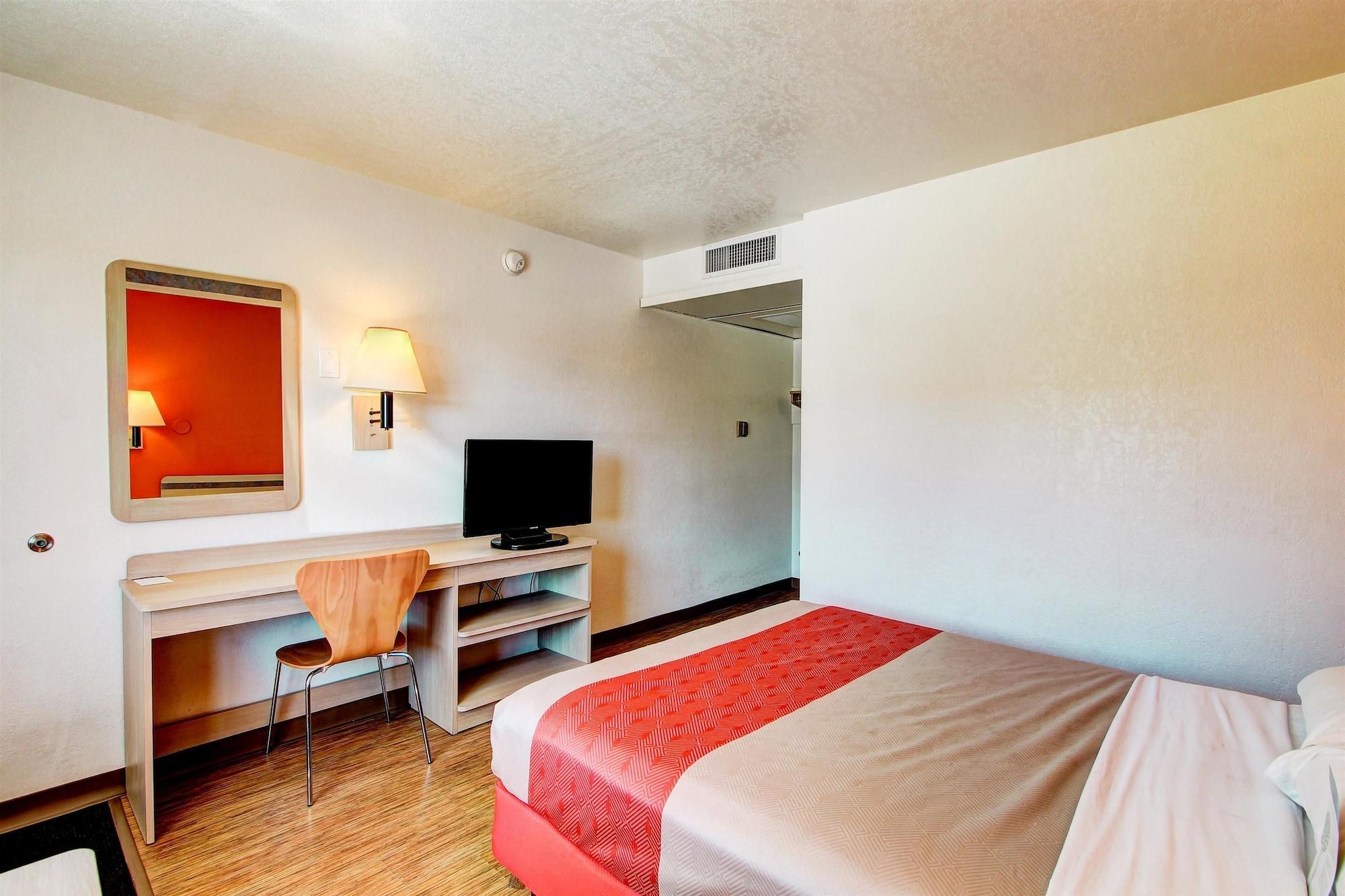 Hotel 6-denver, Co - Airport