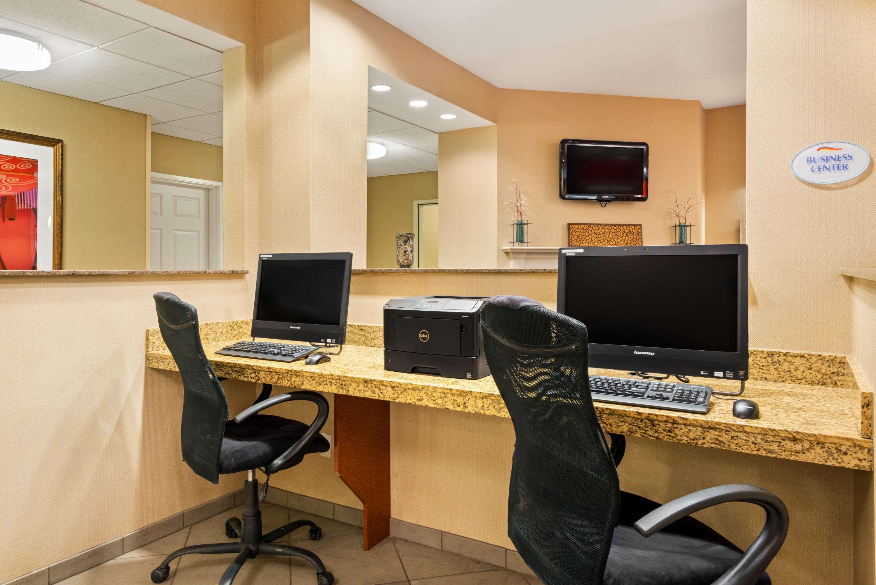 Hotel Baymont By Wyndham International Airport 3*