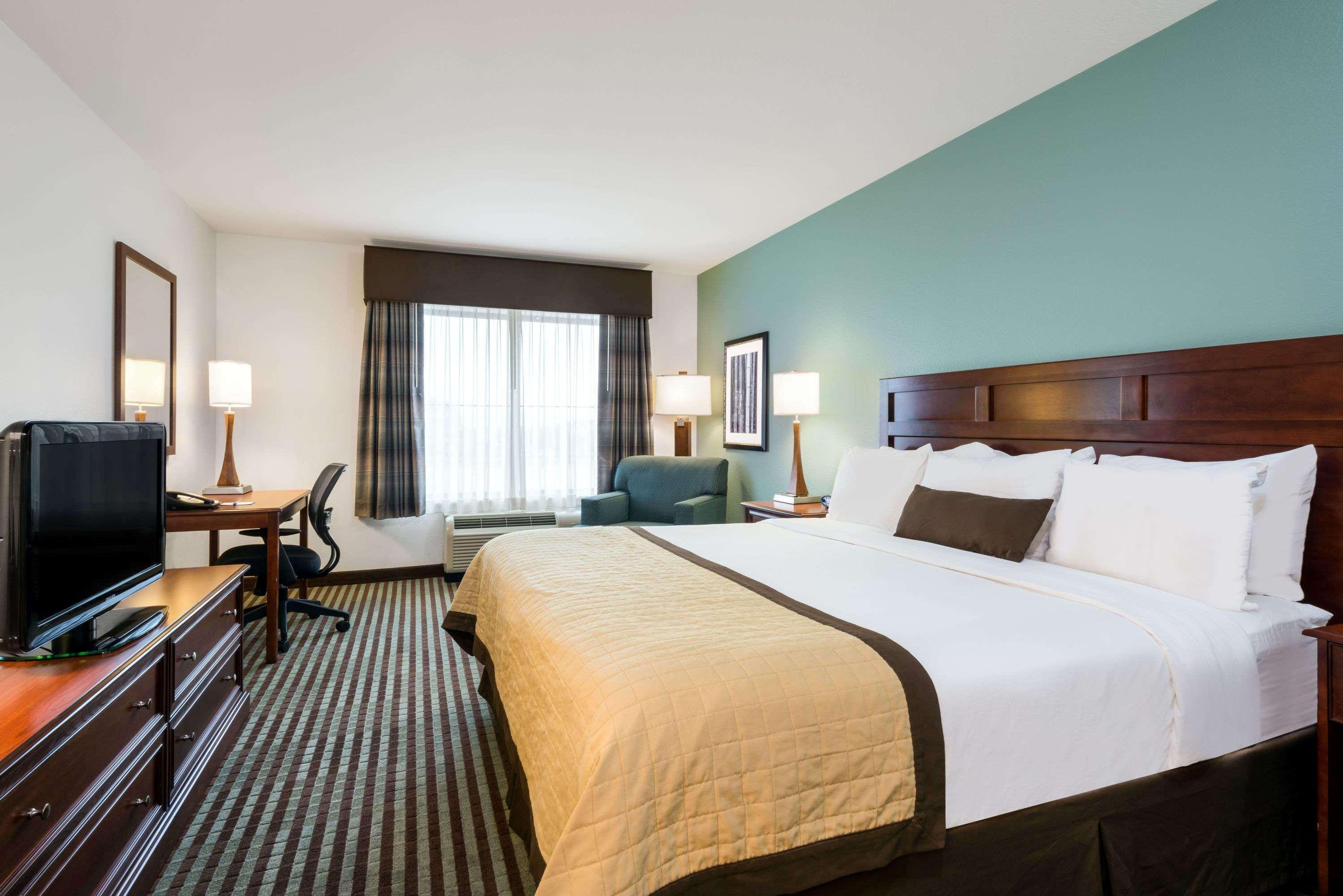Hotel Baymont By Wyndham International Airport 3*