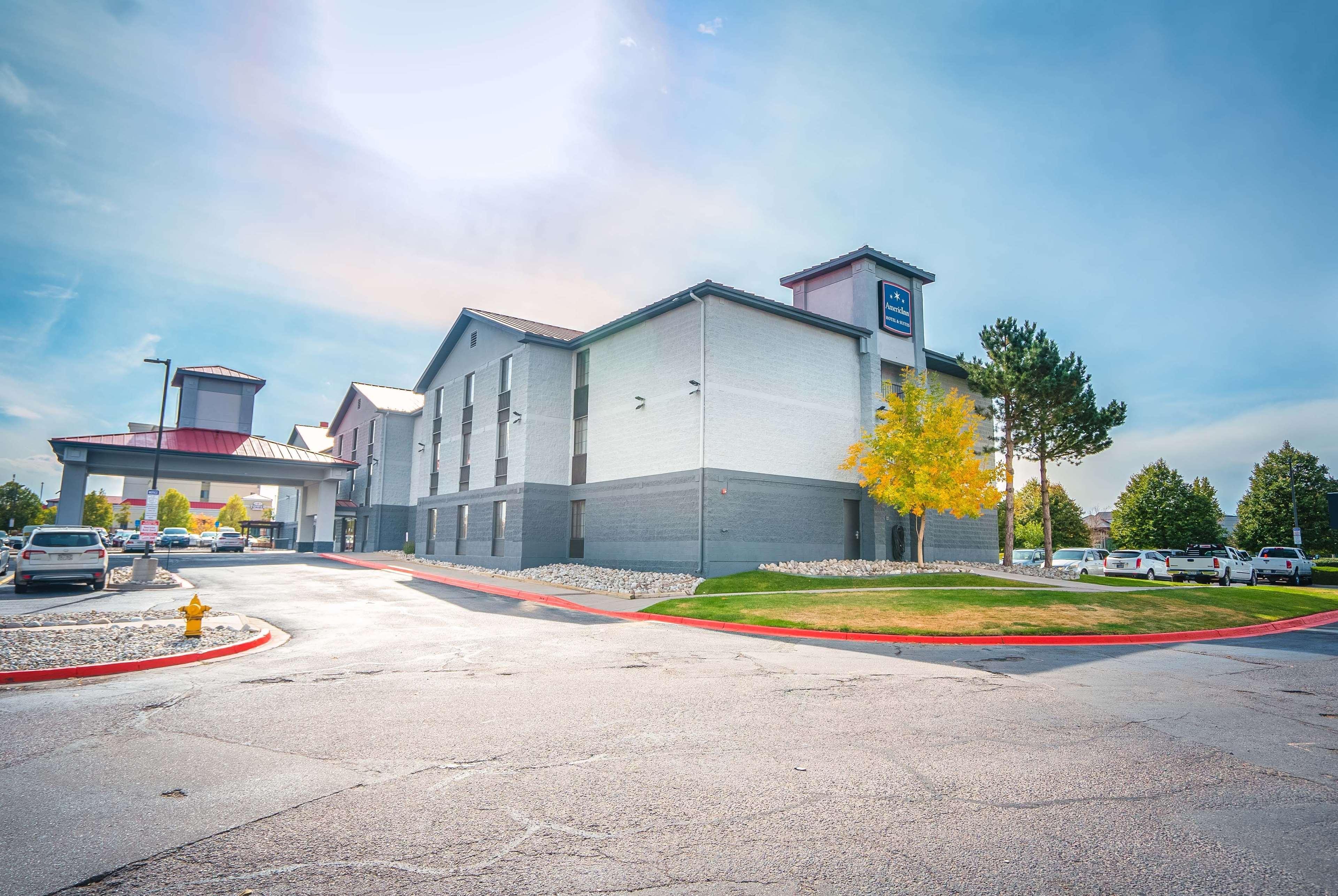 Americinn & International Airport Hotel