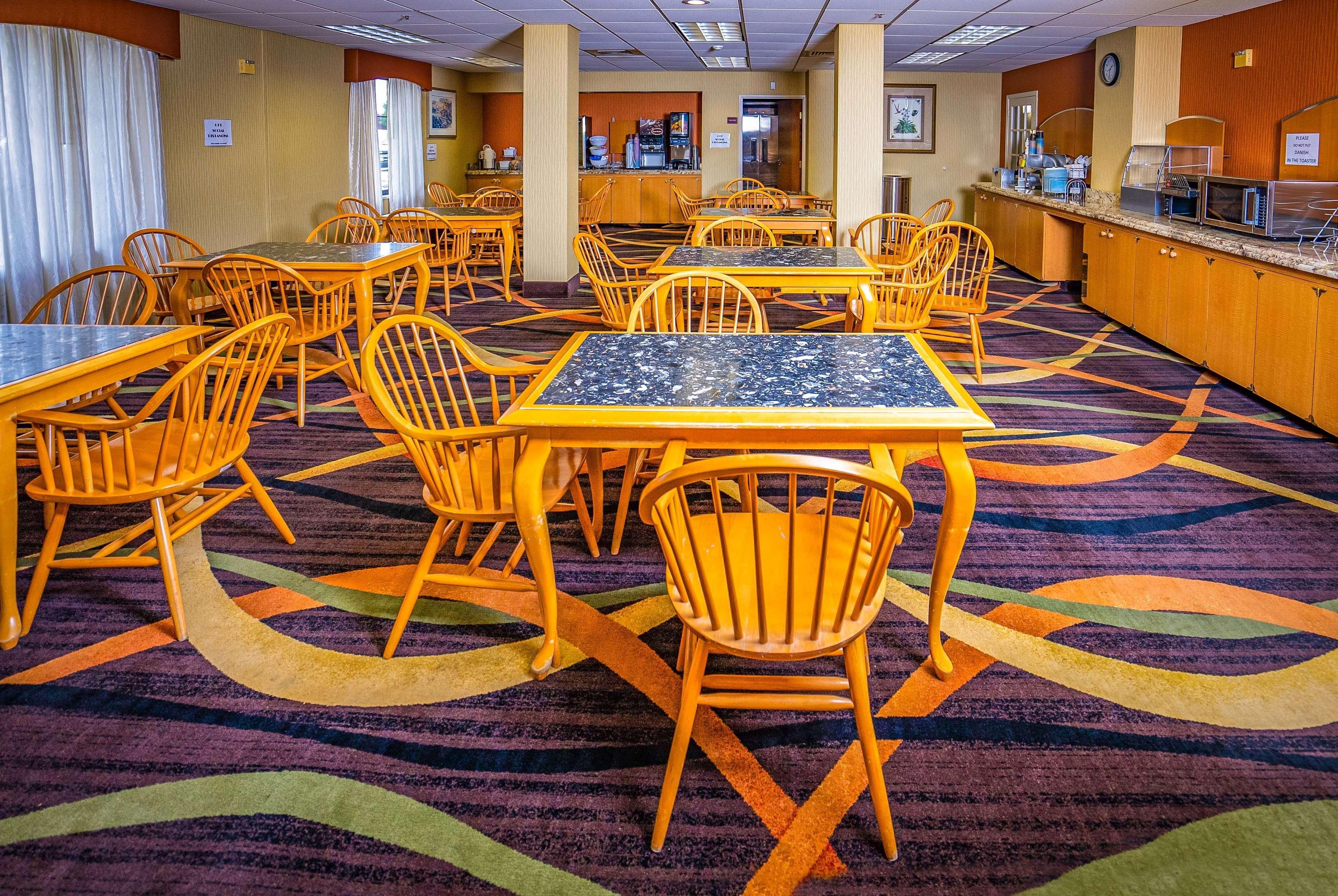 Americinn & International Airport 2*