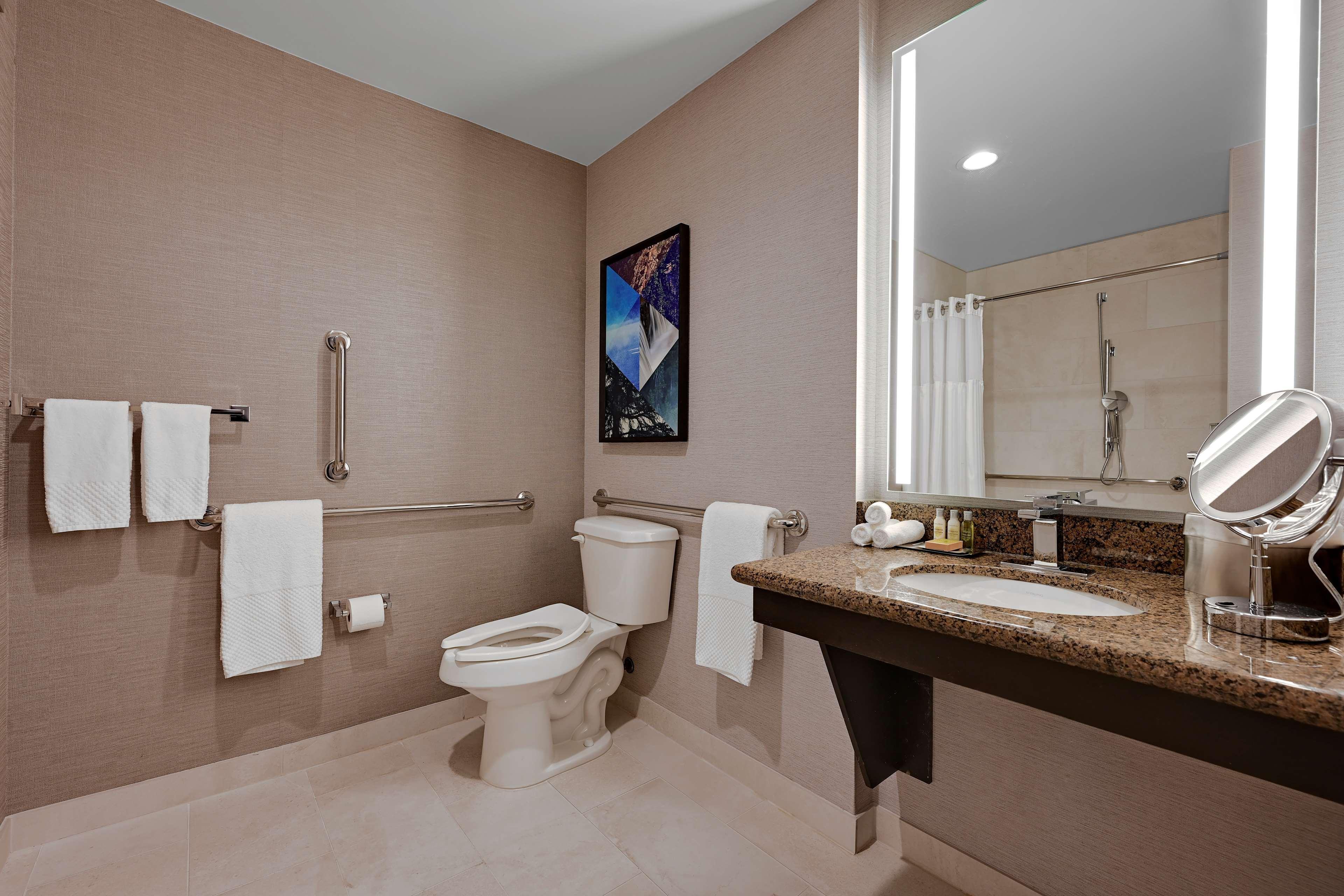 Doubletree By Hilton International Airport, Co Hotel