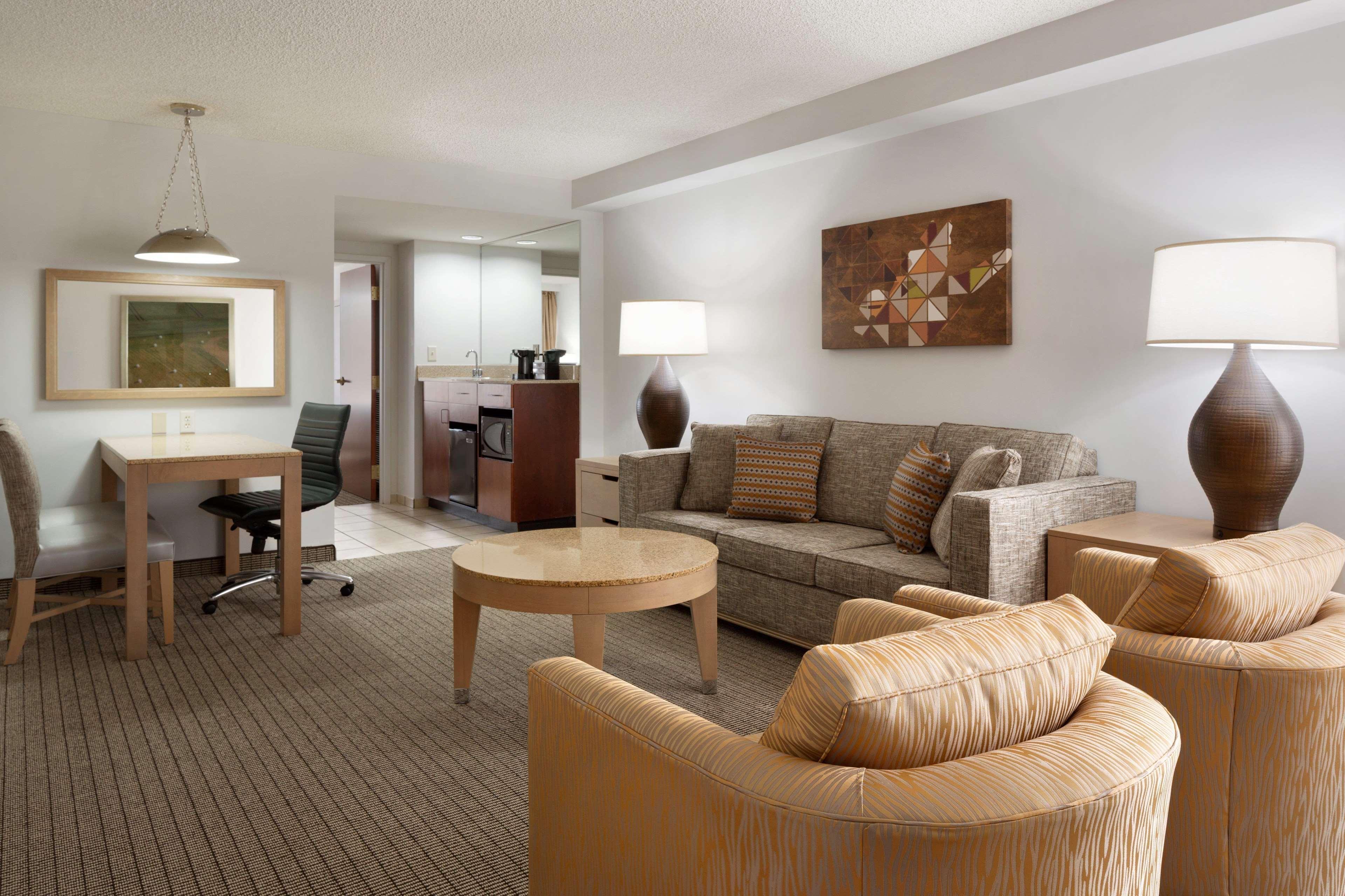 Hotel Embassy By Hilton International Airport 4*