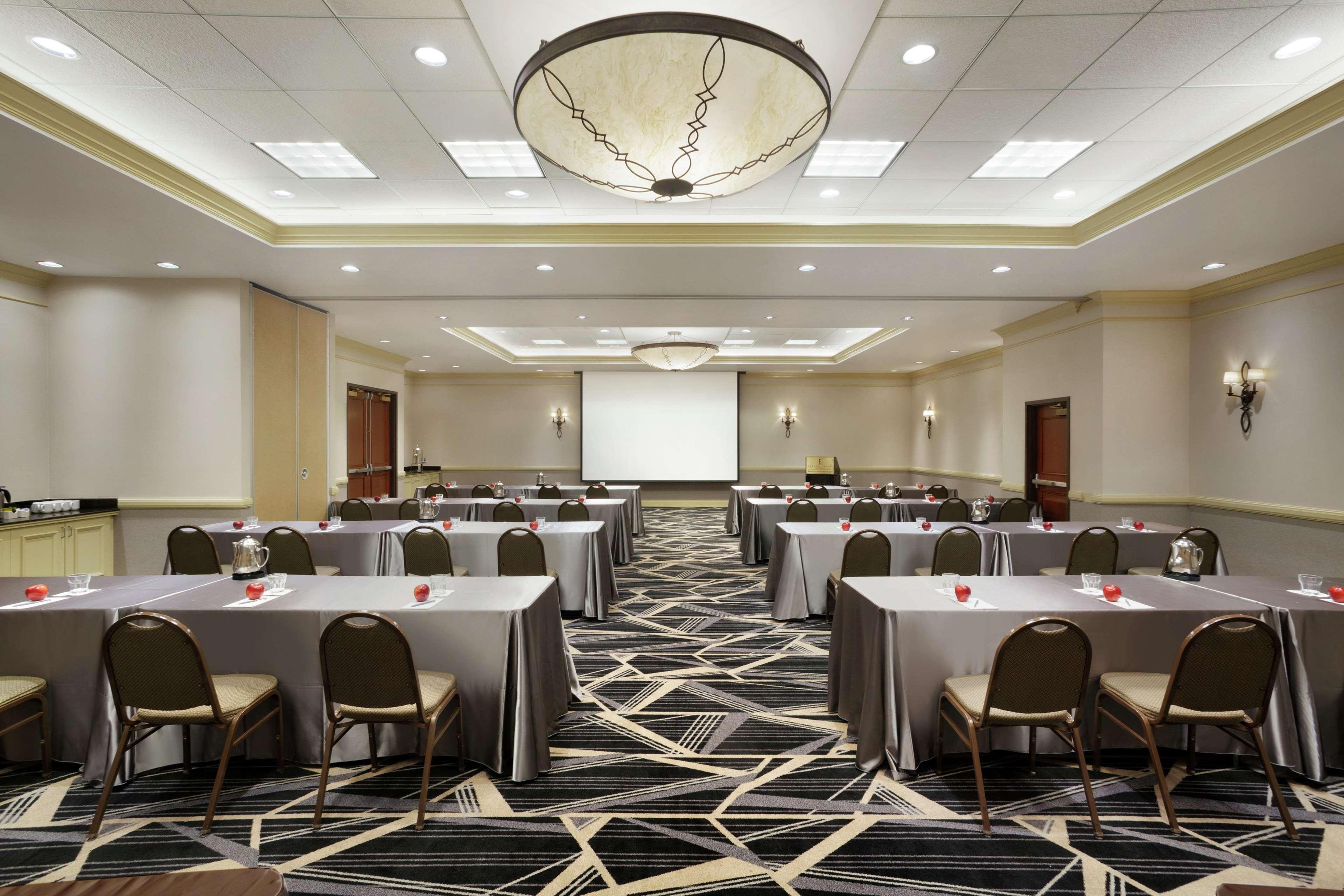 Hotel Embassy By Hilton International Airport 4*