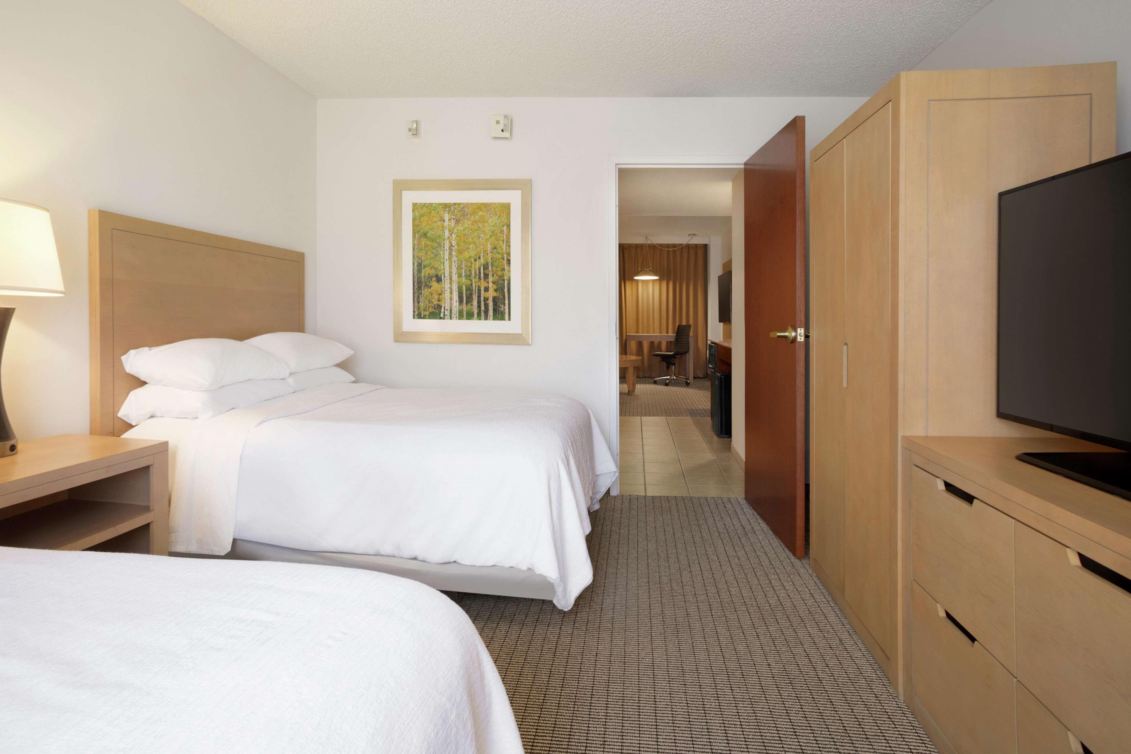 Hotel Embassy By Hilton International Airport 4*