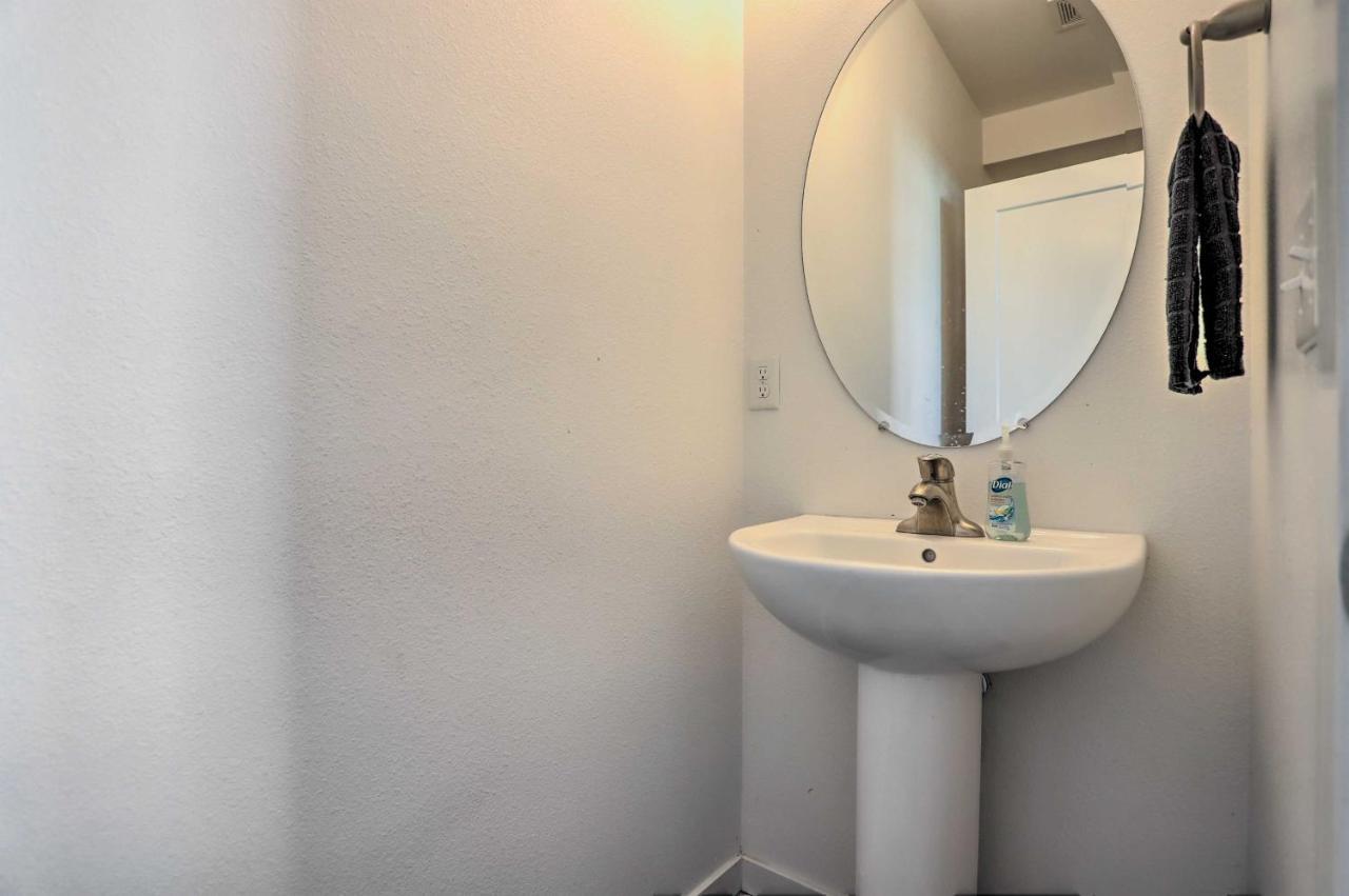 Spacious Townhome Less Than Half Mi To Park!
