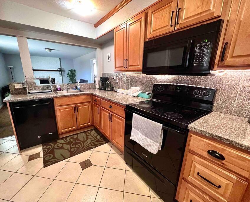 Modern Near Downtown Holiday home *