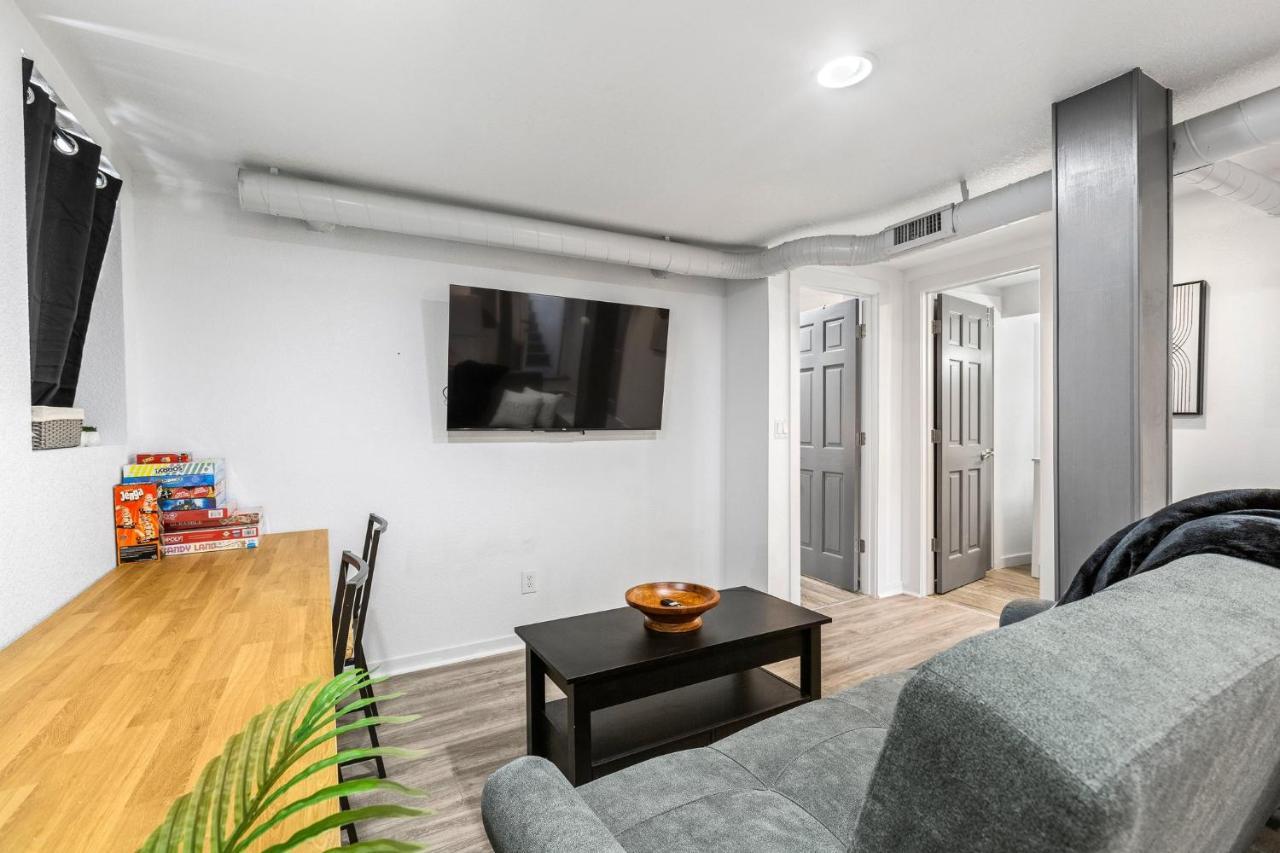 Basement With Full Kitchen And Near Downtown *