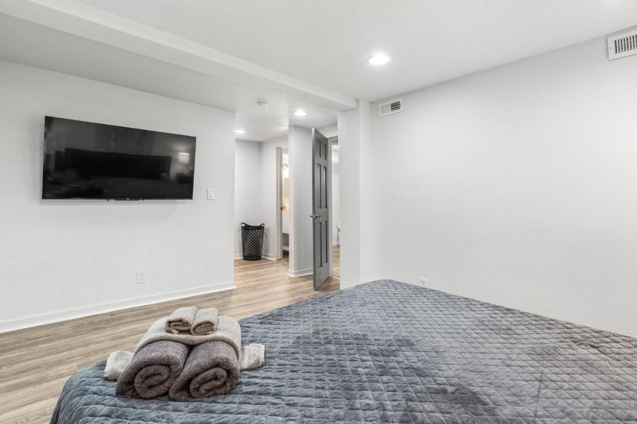 Basement With Full Kitchen And Near Downtown Holiday home