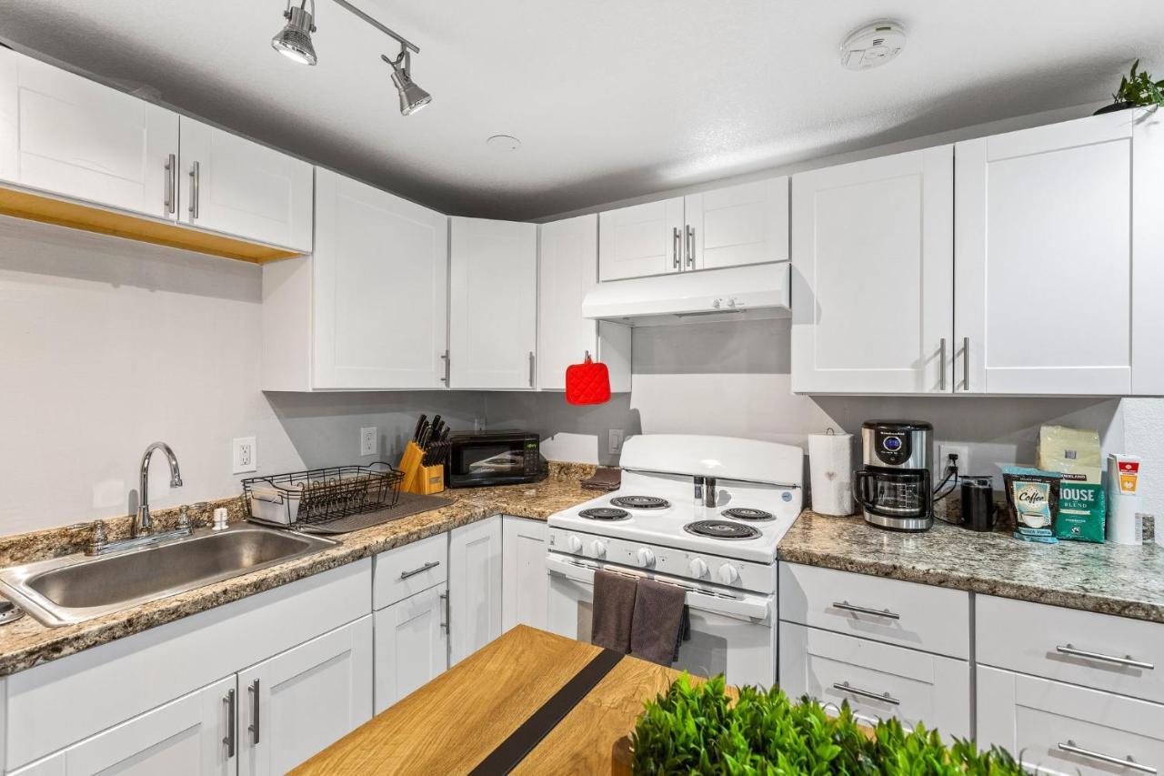 Basement With Full Kitchen And Near Downtown Holiday home *
