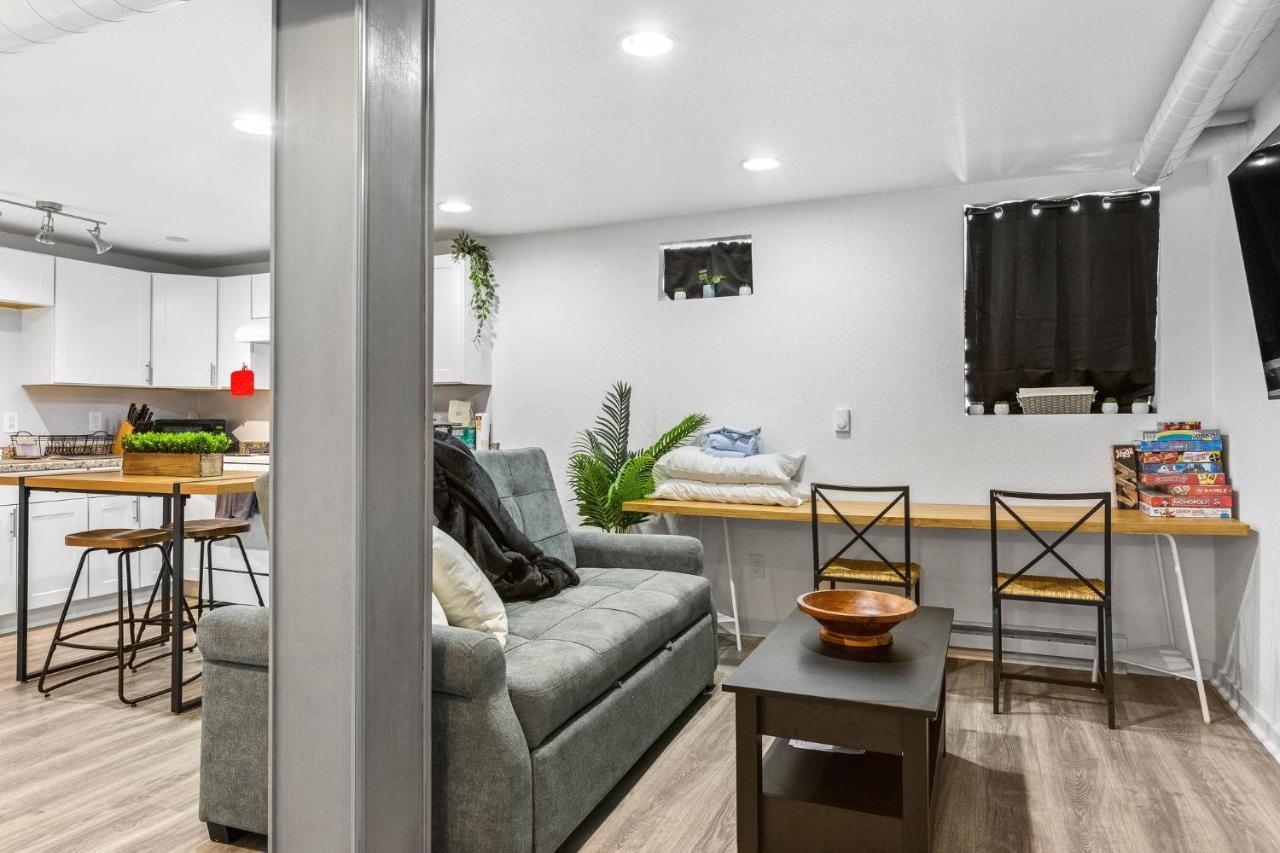 Holiday home Basement With Full Kitchen And Near Downtown *