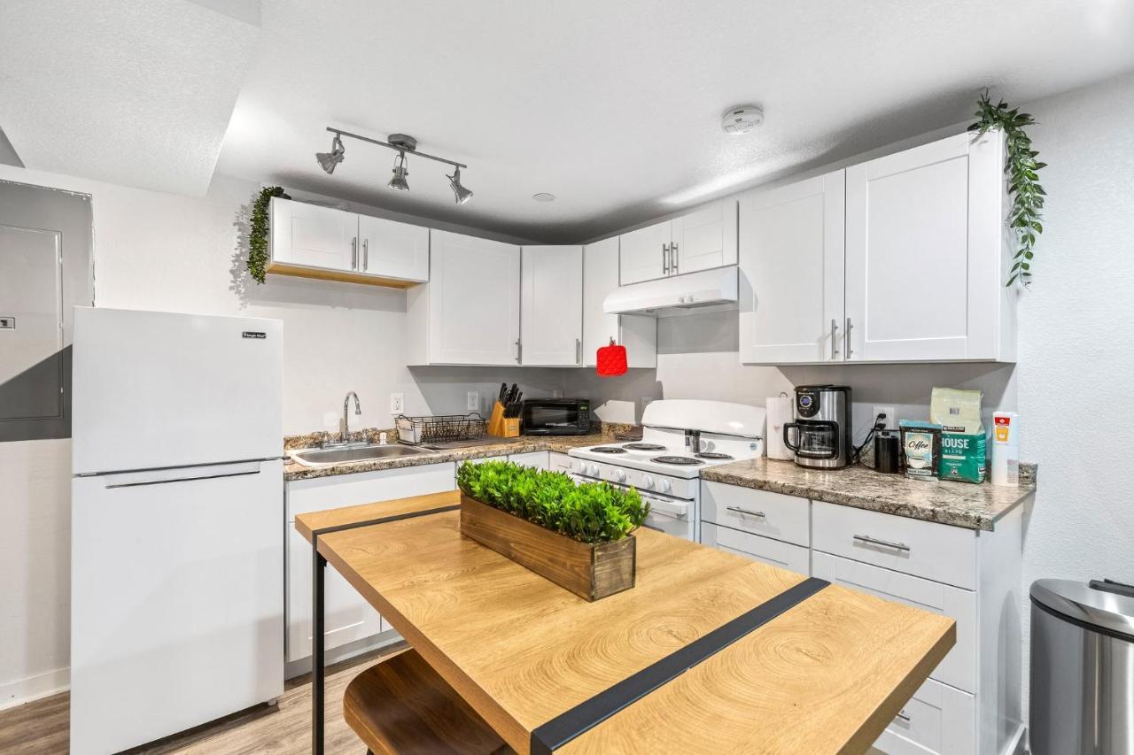 Basement With Full Kitchen And Near Downtown *