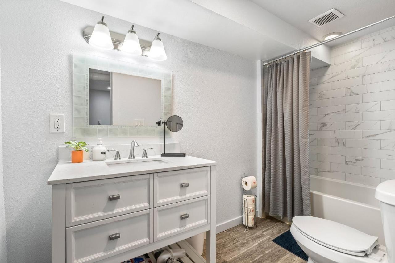 Holiday home Basement With Full Kitchen And Near Downtown *