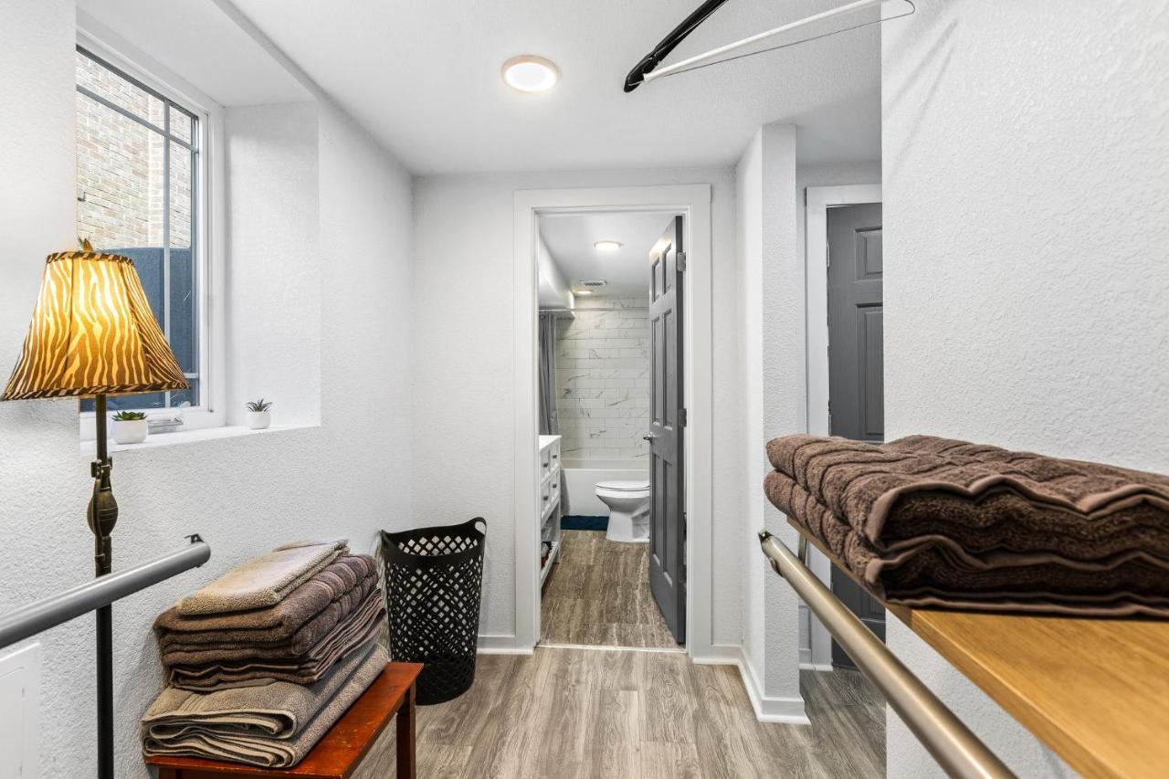 Holiday home Basement With Full Kitchen And Near Downtown *