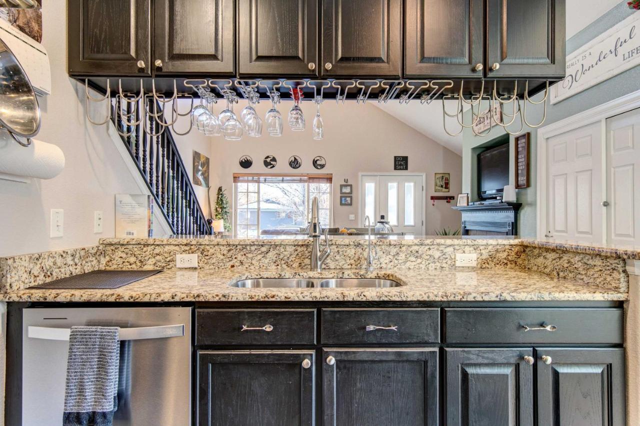 Townhome In Highlands With Spacious Yard!