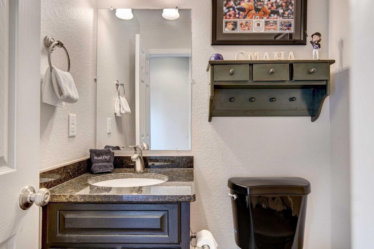 Townhome In Highlands With Spacious Yard!
