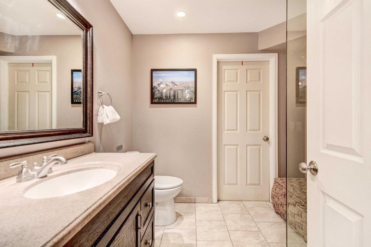 Townhome In Highlands With Spacious Yard!