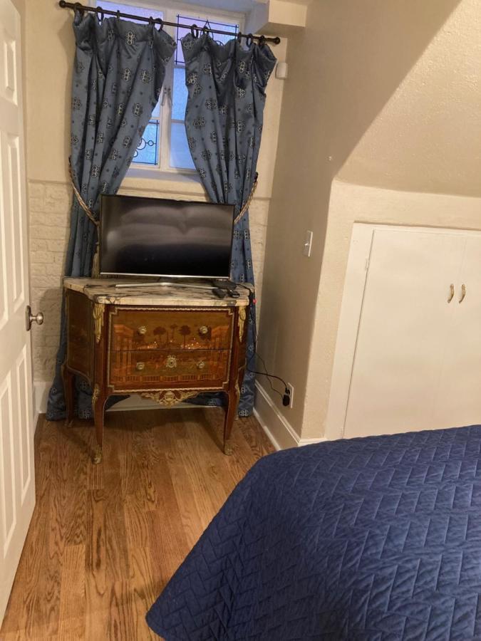 Apartment Pineapple House, Cozy Garden Apartment, Center! Marble-tiled Bathroom! Free Parking! *