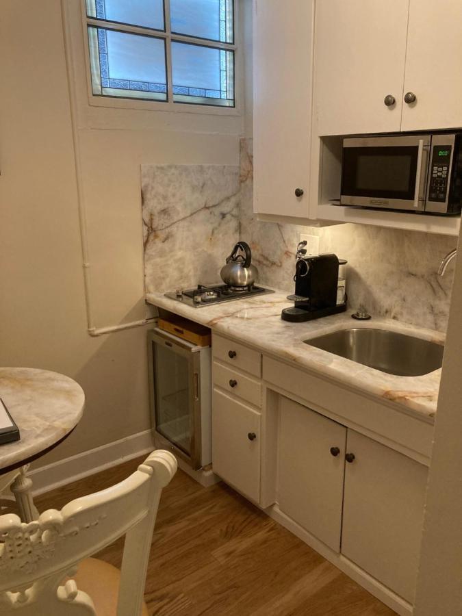 Pineapple House, Cozy Garden Apartment, Center! Marble-tiled Bathroom! Free Parking! * Denver