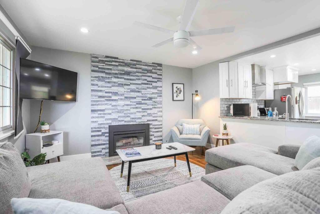 New Modern W/ Beautiful Finishes! Apartment