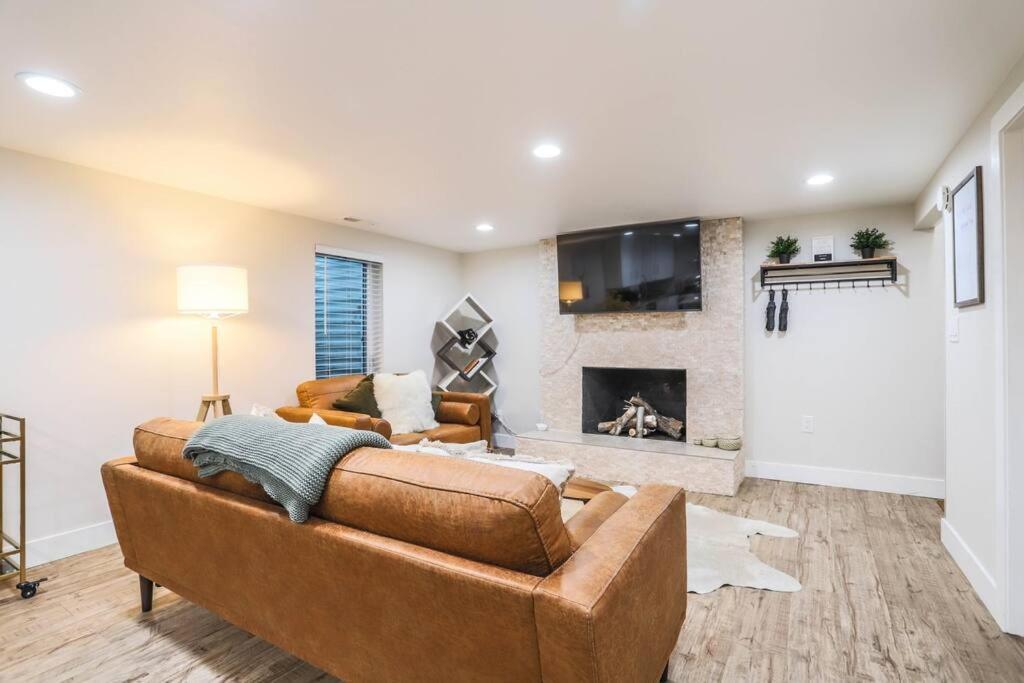 Large Gorgeous House * Patio W/ Outdoor Dining Apartment *