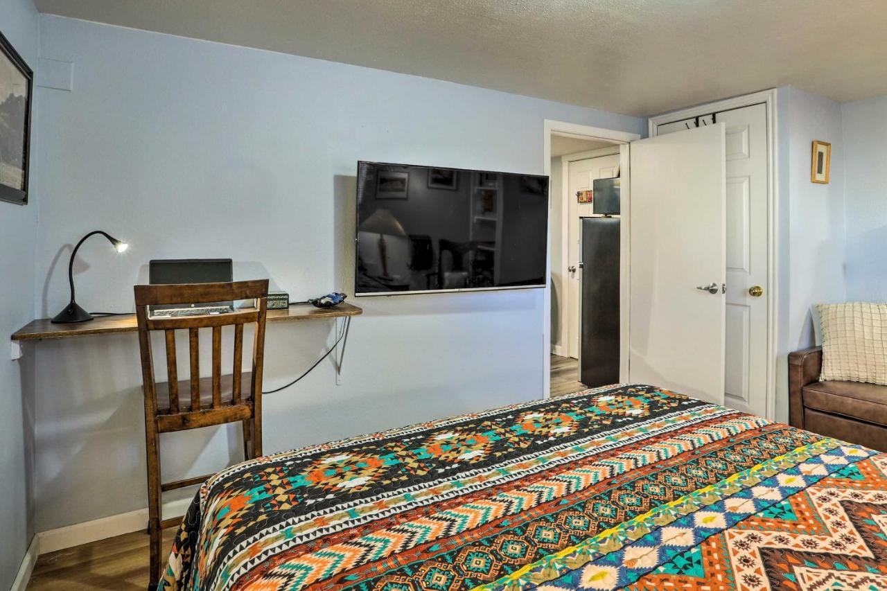 Charming Getaway About 3 Mi To Downtown! Apartment