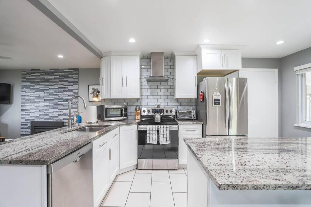 Apartment New Modern W/ Beautiful Finishes! *