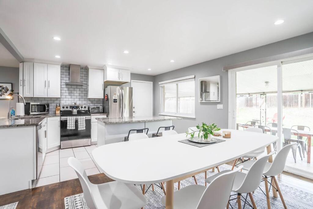 Apartment New Modern W/ Beautiful Finishes! *