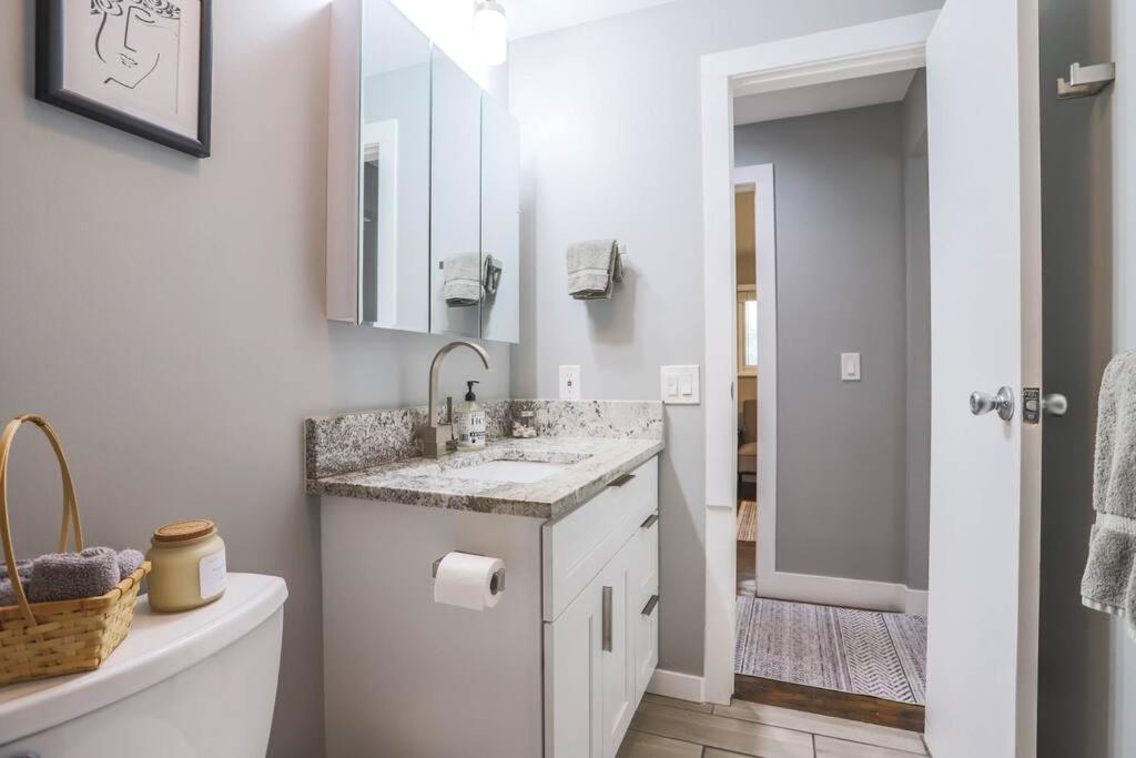 New Modern W/ Beautiful Finishes! Apartment Denver
