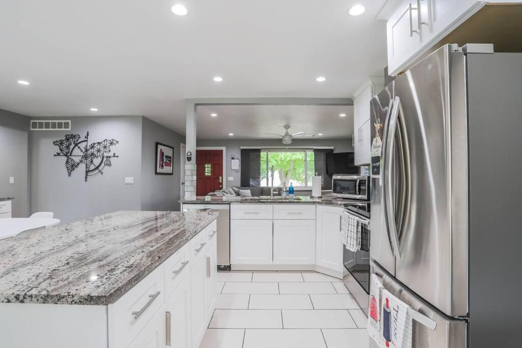 Large Gorgeous House * Patio W/ Outdoor Dining *