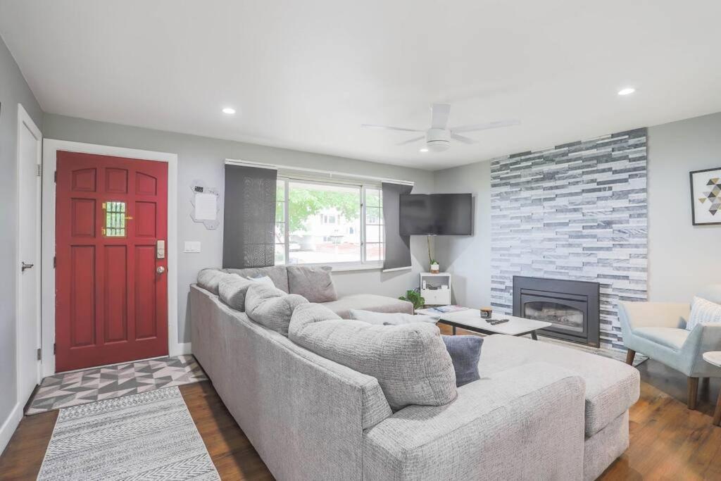 Large Gorgeous House * Patio W/ Outdoor Dining Denver